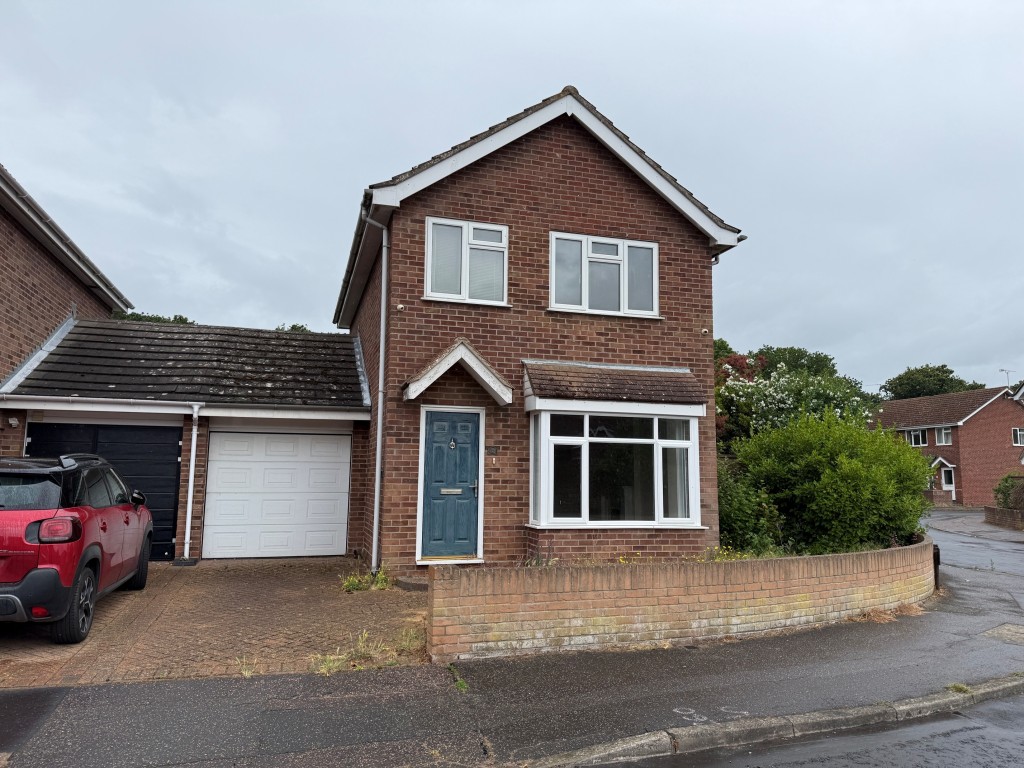 Lot: 114 - THREE-BEDROOM HOUSE FOR IMPROVEMENT AND REPAIR - front of the 3 bedroom house in Colchester with driveway and garage